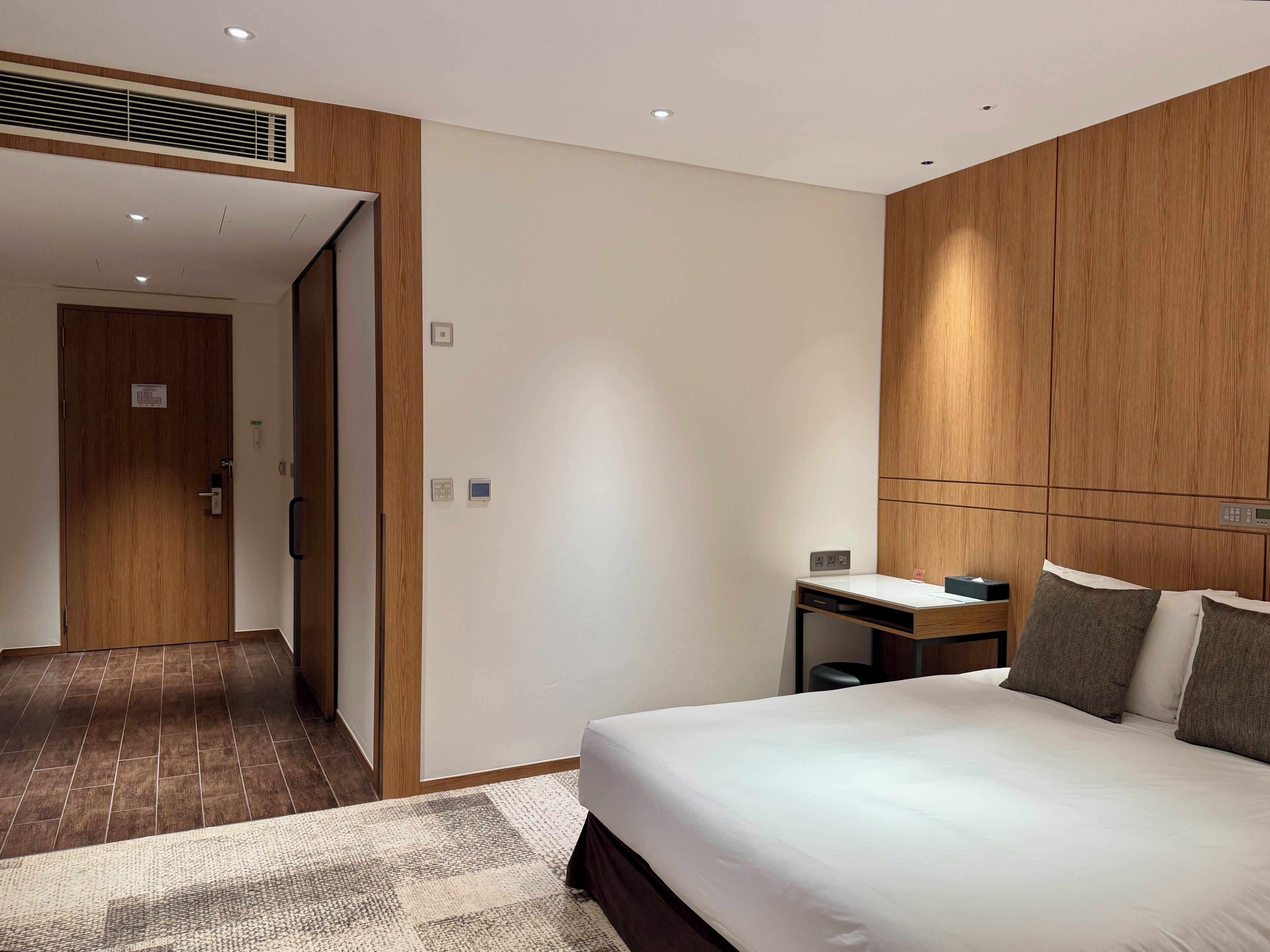 accessible twin room | premium bedding, down duvets, in-room safe, desk