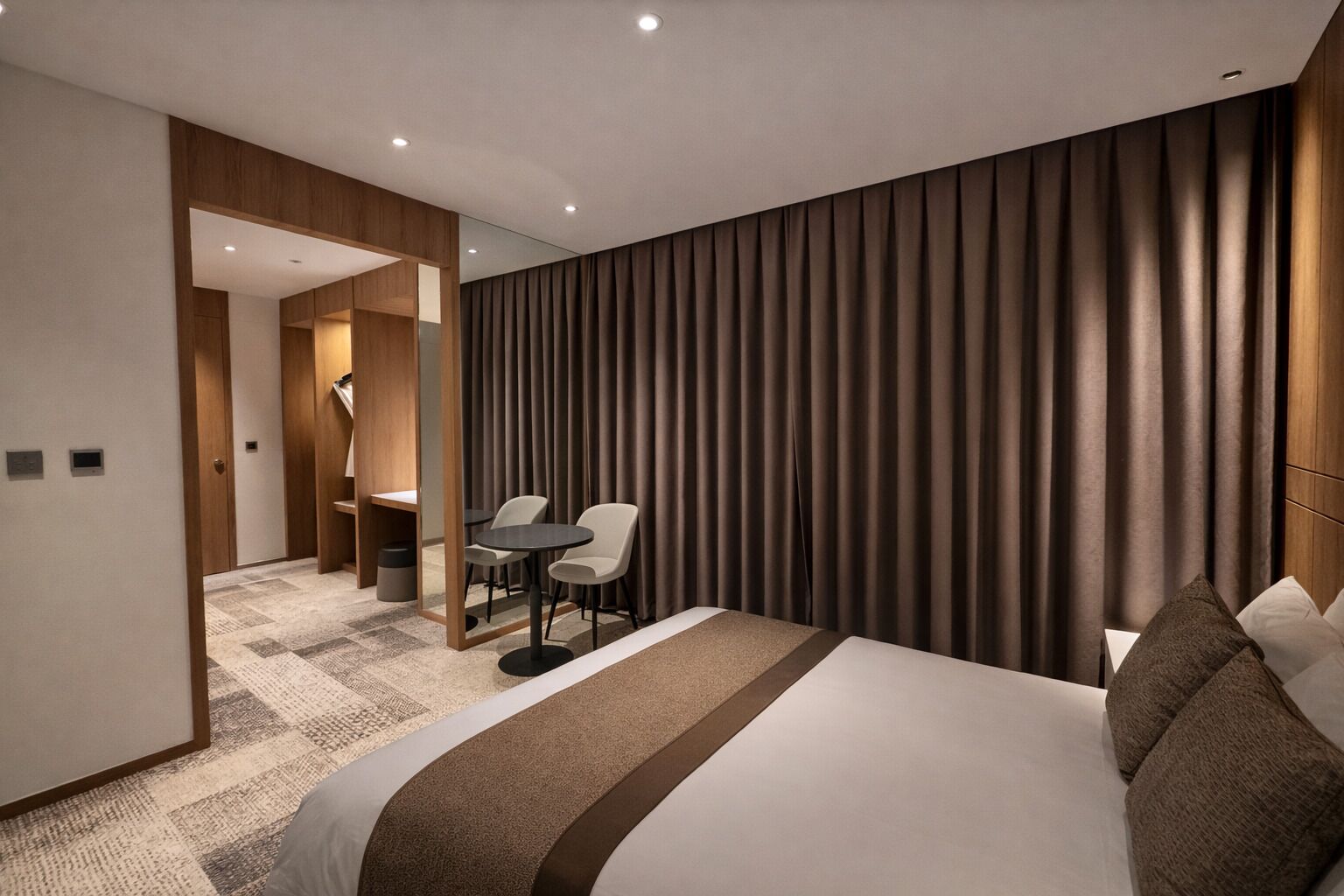 小型套房 | 高档床上用品、羽绒被、客房内保险箱、办公桌