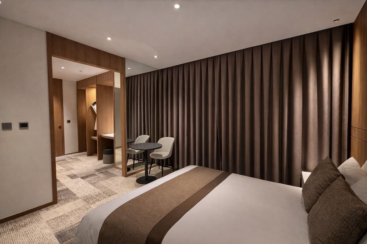 Junior Suite | Premium bedding, down comforters, in-room safe, desk