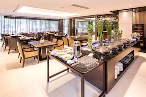 Daily buffet breakfast (KRW 18700 per person)