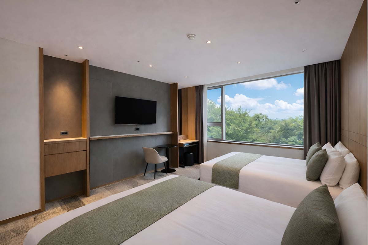 Family Twin Room | Premium bedding, down comforters, in-room safe, desk