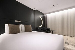 Space Double Room - No Window | Ylelliset vuodevaatteet, untuvapeitot, tallelokero huoneessa, työpöytä