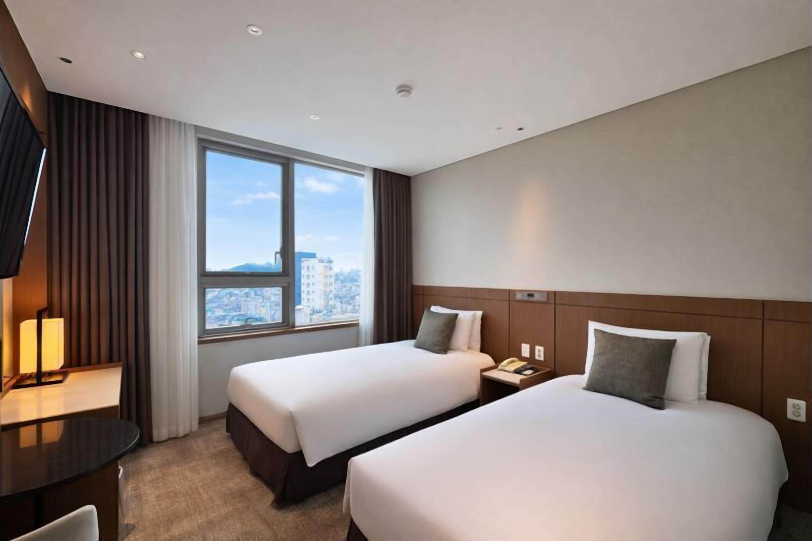 Quarto duplo standard | Roupas de cama premium, edredons de pluma, cofres nos quartos