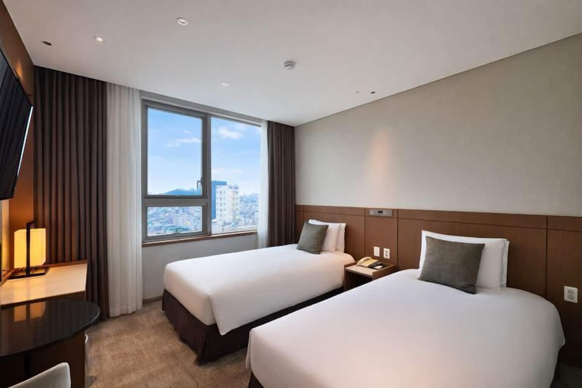 Quarto duplo standard | Roupas de cama premium, edredons de pluma, cofres nos quartos