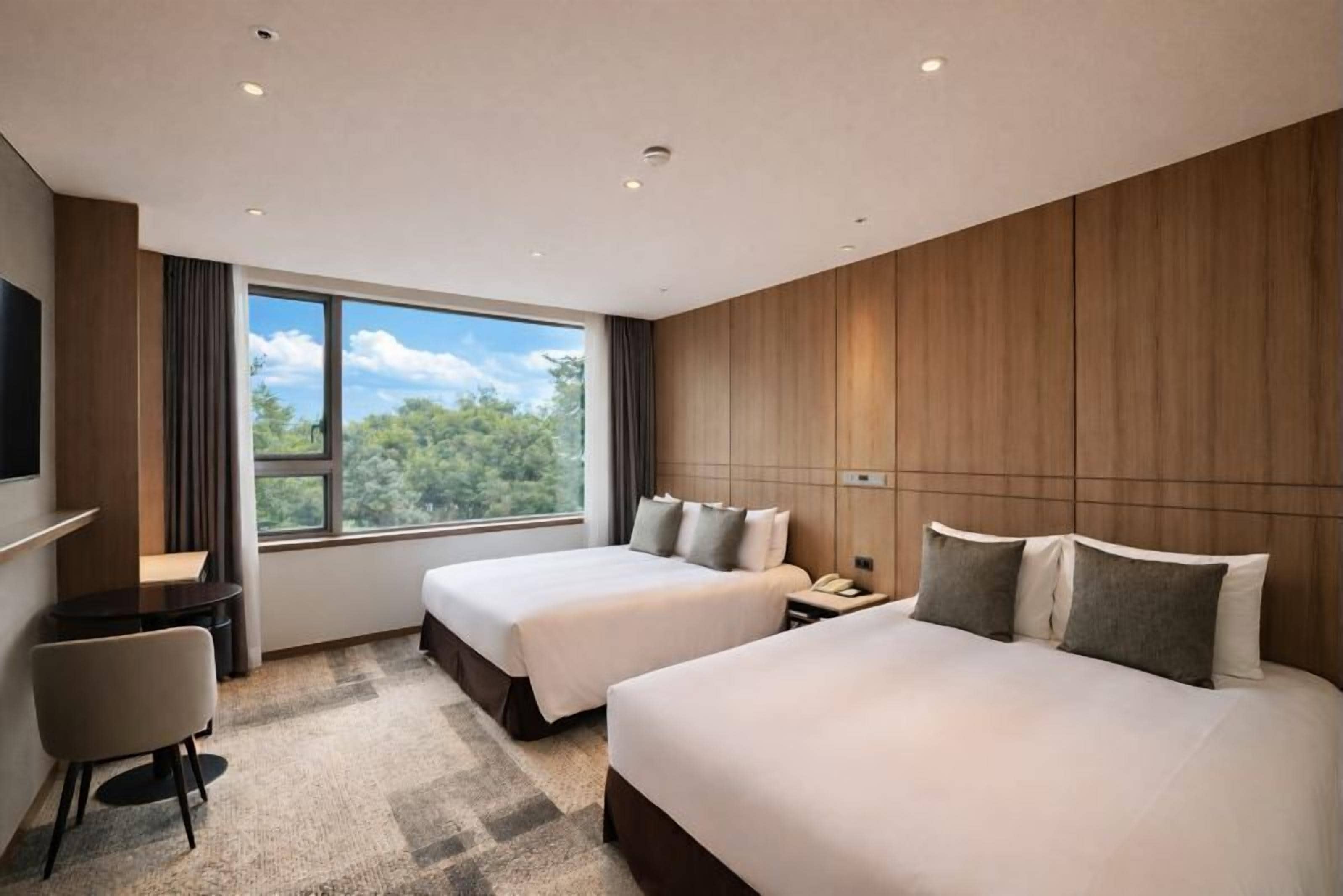 Quarto duplo família | Roupas de cama premium, edredons de pluma, cofres nos quartos