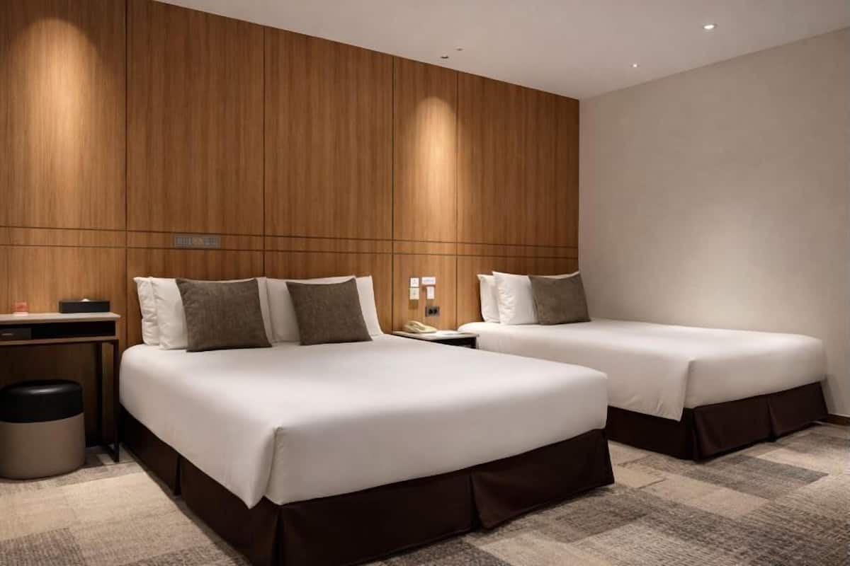 Accessible Twin Room | Roupas de cama premium, edredons de pluma, cofres nos quartos