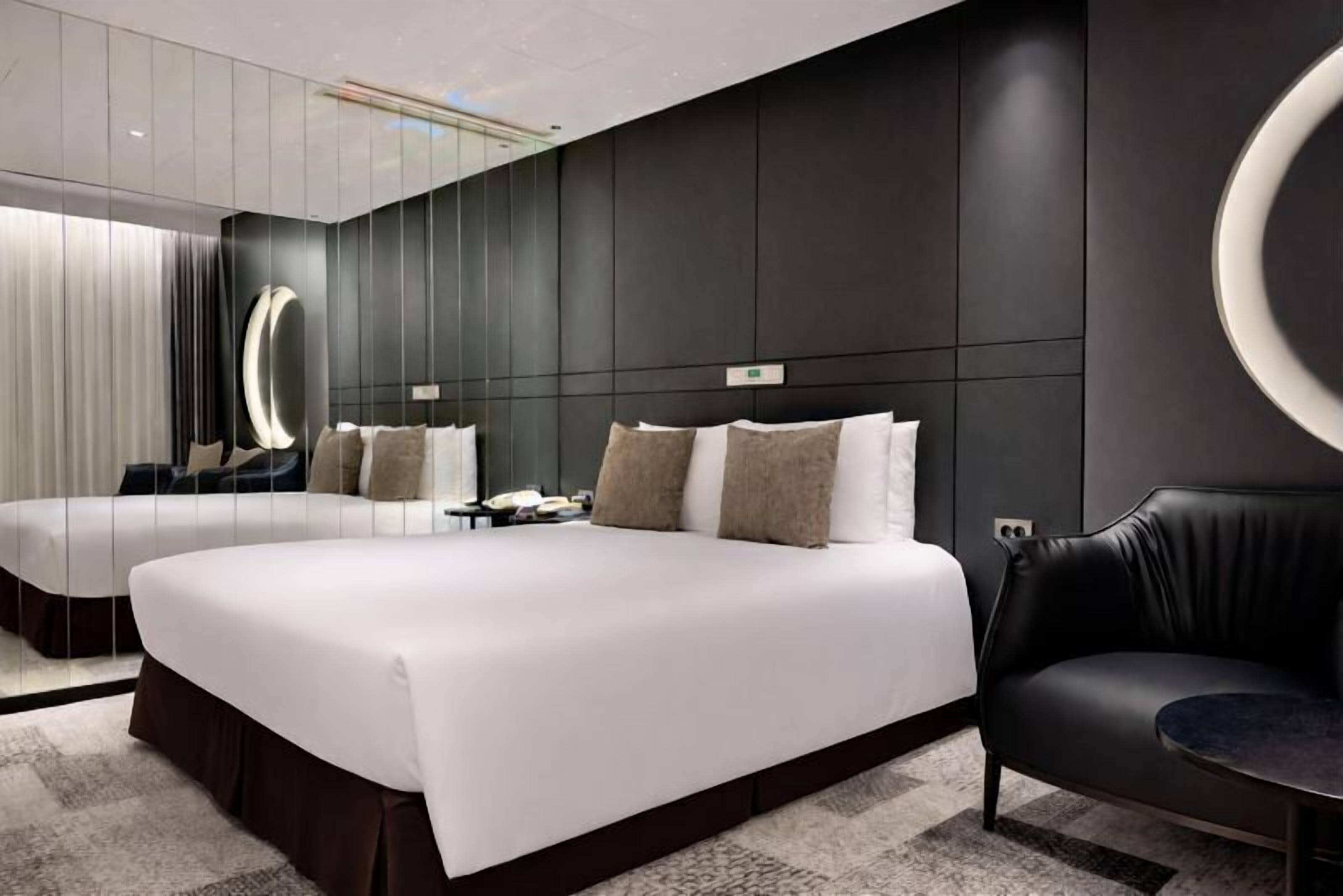 Space Double Room - No Window | Ylelliset vuodevaatteet, untuvapeitot, tallelokero huoneessa, työpöytä