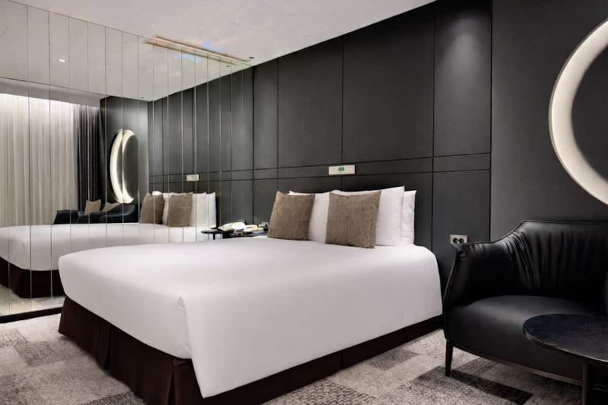 Space Double Room - No Window | Ylelliset vuodevaatteet, untuvapeitot, tallelokero huoneessa, työpöytä