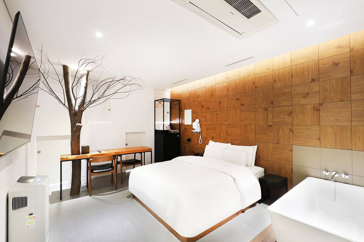 Habitación Deluxe doble | Ropa de cama de alta calidad y edredones de plumas