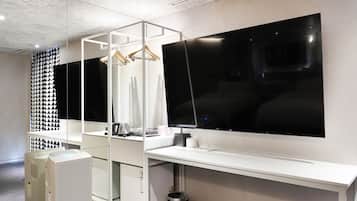 Premier Suite | Premium bedding, down comforters, memory foam beds, in-room safe