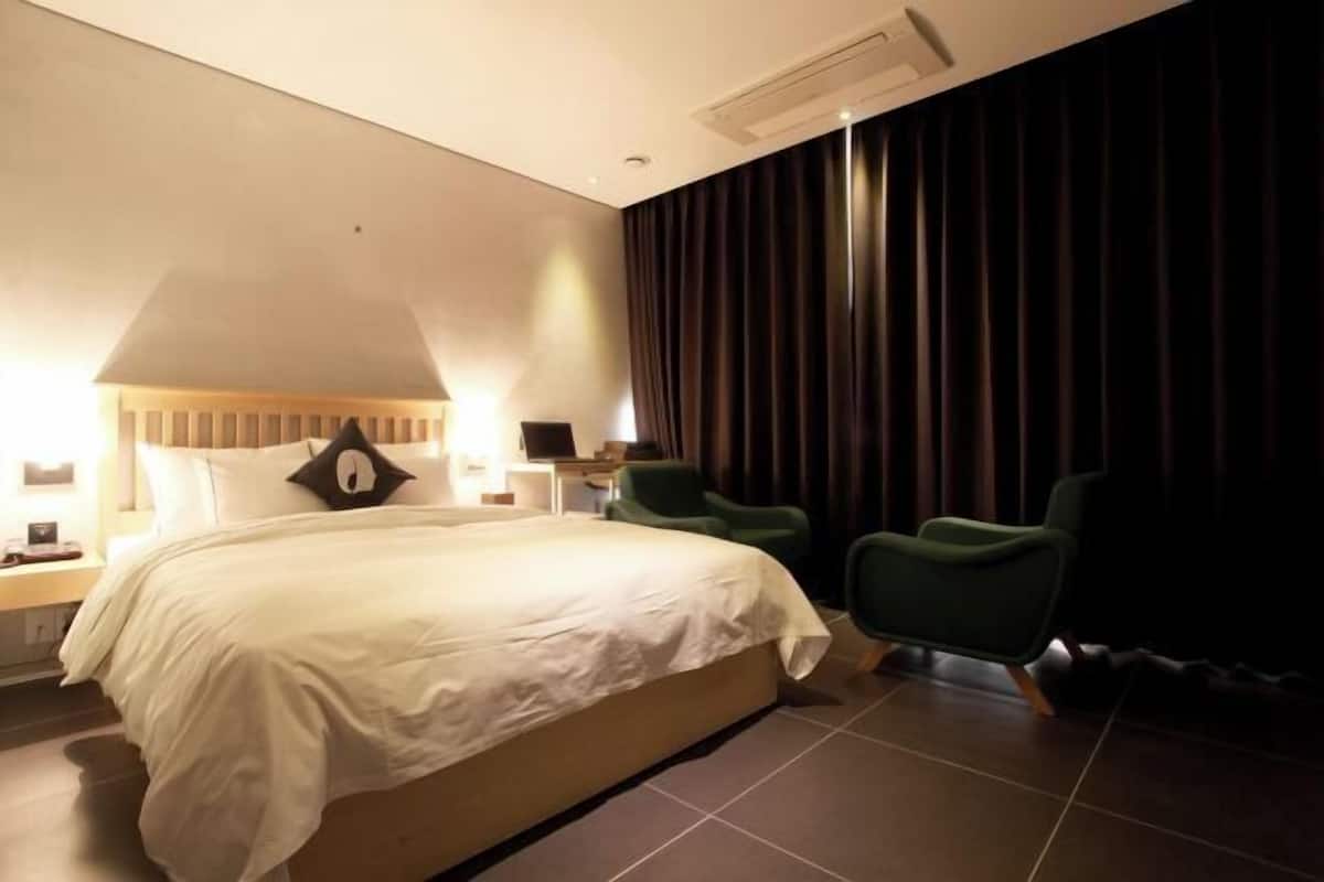 1 bedroom, premium bedding, down duvets, memory-foam beds