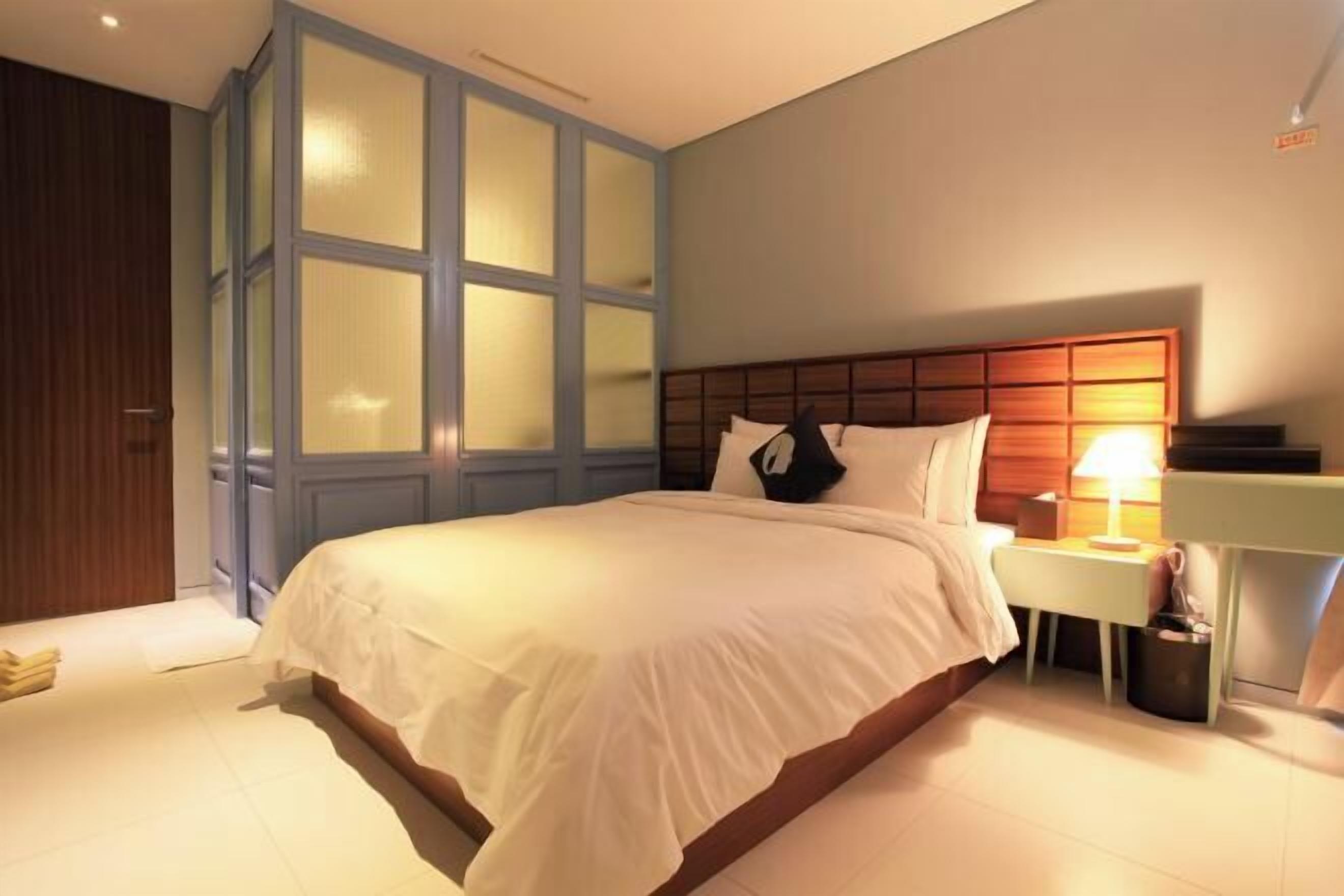 고급 침구, 오리/거위털 이불, 메모리폼 침대, 객실 내 금고