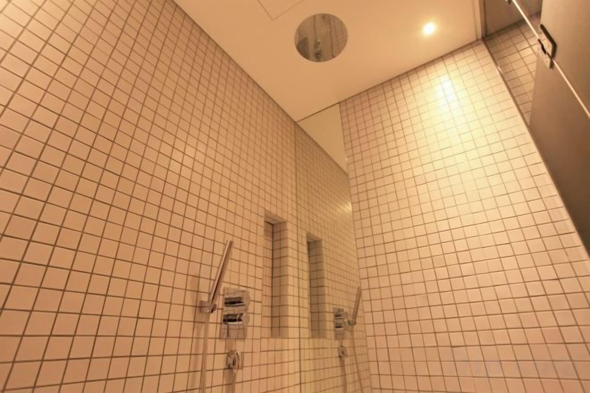 Badezimmer | Dusche, Haartrockner, Bademäntel, Hausschuhe