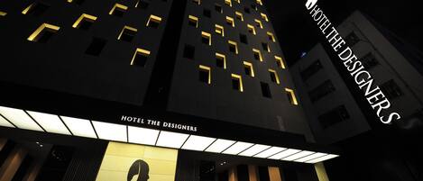 Fassade der Unterkunft – Abend/Nacht