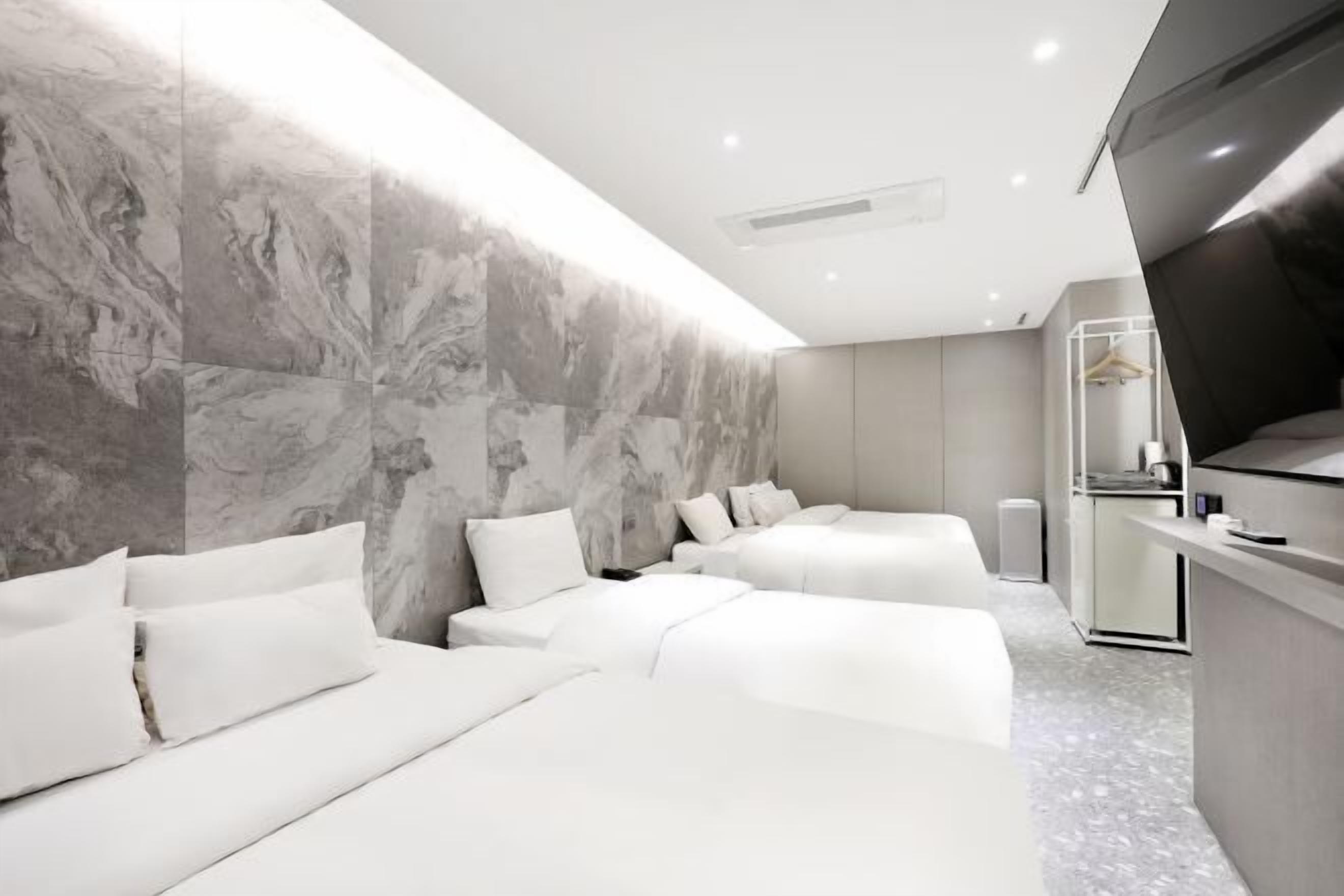 고급 침구, 오리/거위털 이불, 메모리폼 침대, 객실 내 금고