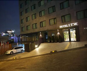 Mặt tiền nơi lưu trú - ban đêm