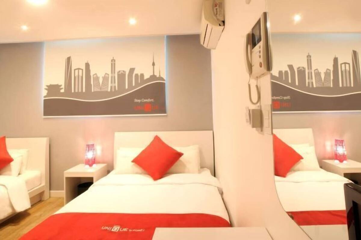 Desk, soundproofing, WiFi (free), bed sheets