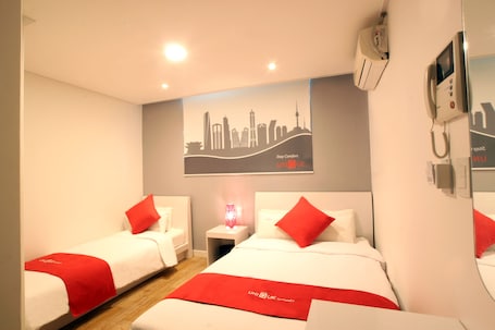 Deluxe Twin Room | Desk, free WiFi, bed sheets, wheelchair access