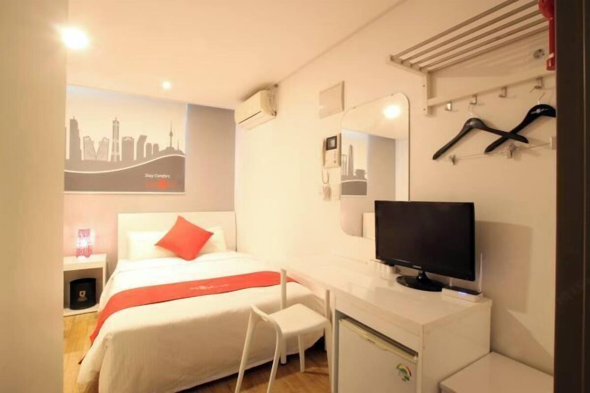 Desk, soundproofing, WiFi (free), bed sheets