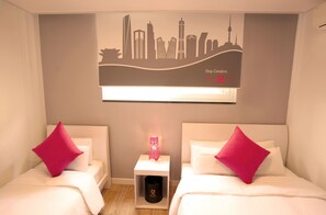 Habitación Deluxe con 2 camas individuales | Escritorio, wifi gratis, ropa de cama y acceso para silla de ruedas 