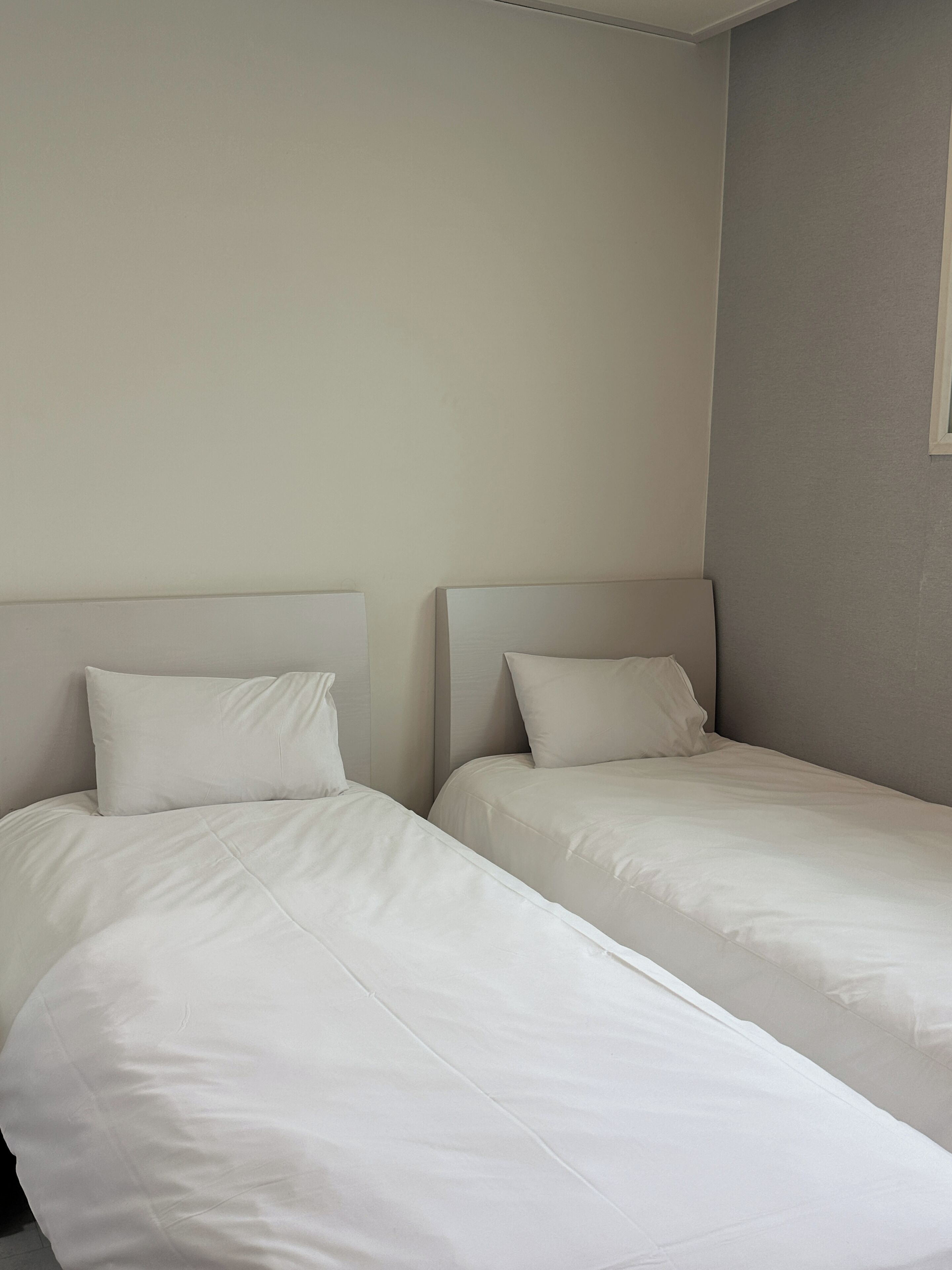 办公桌、免费 WiFi、床单、轮椅无障碍