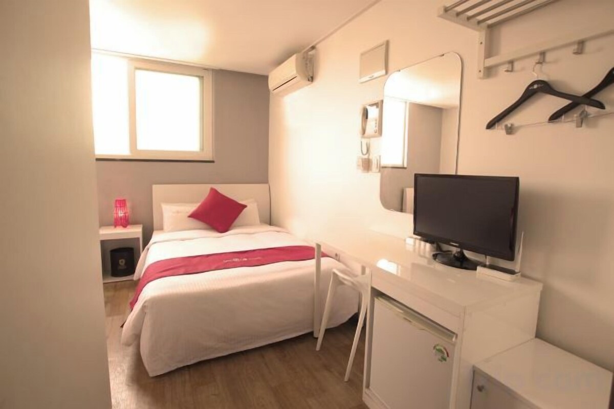 Desk, soundproofing, free WiFi, bed sheets