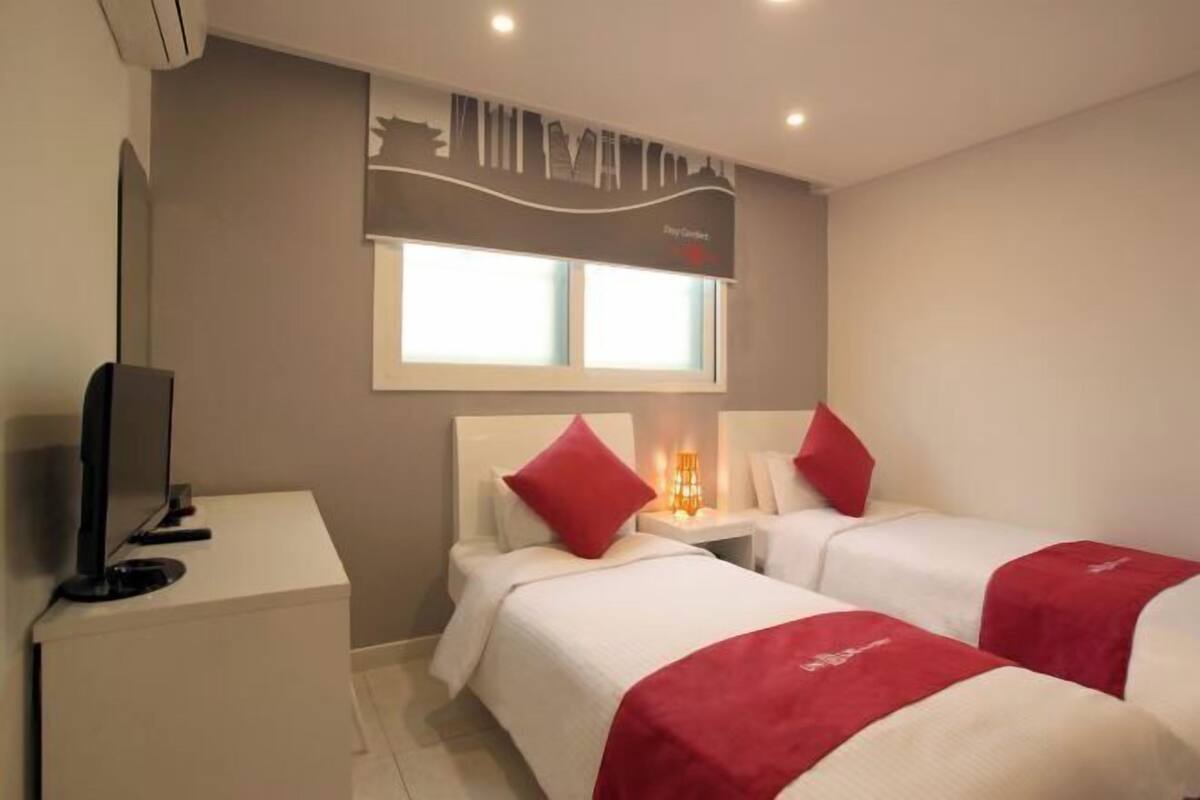 Desk, soundproofing, WiFi (free), bed sheets