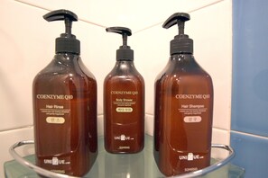 Chuveiro, produtos de toalete grátis, secador de cabelo, chinelos