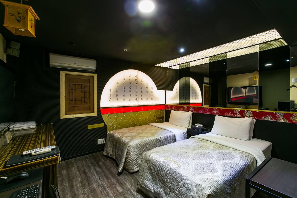 Standard Twin Room | Desk, free WiFi