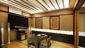 In-room dining - Film 37.2 Hotel (Seoul)