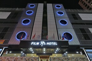 Fassade der Unterkunft – Abend/Nacht