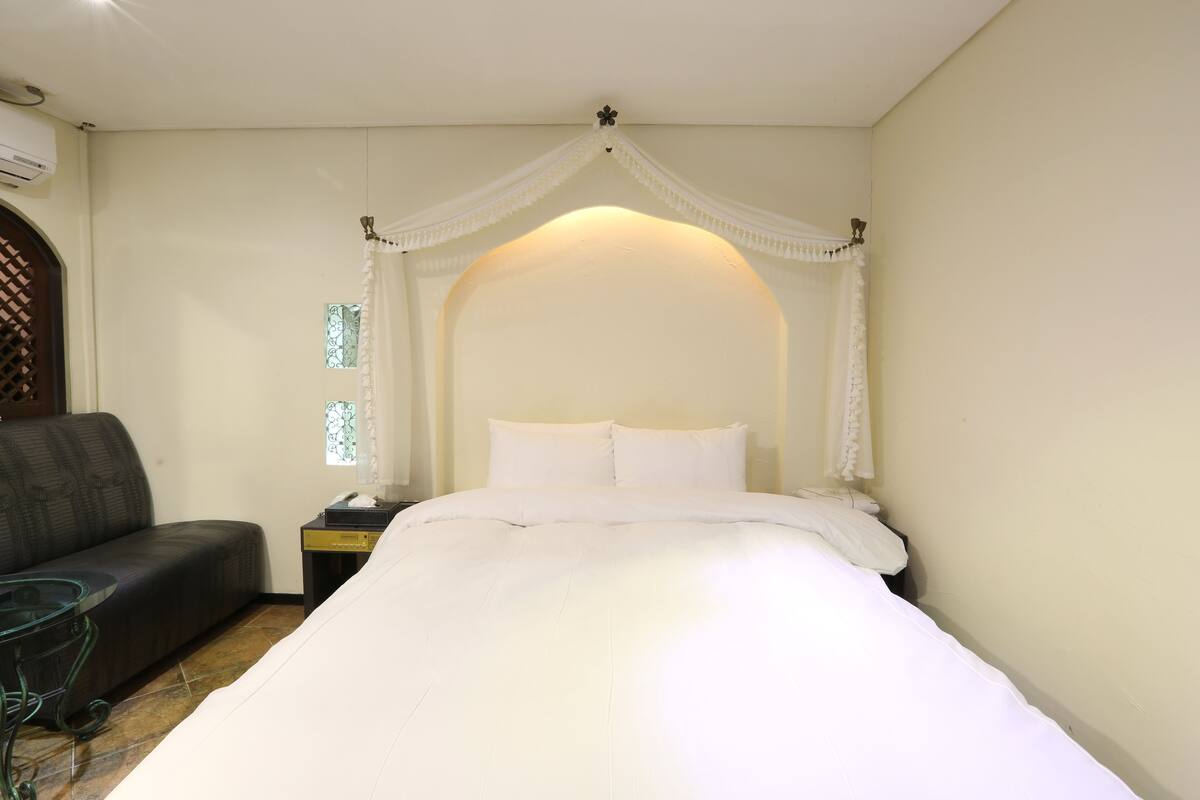 Standard Double Room (A) | Desk, WiFi (free)