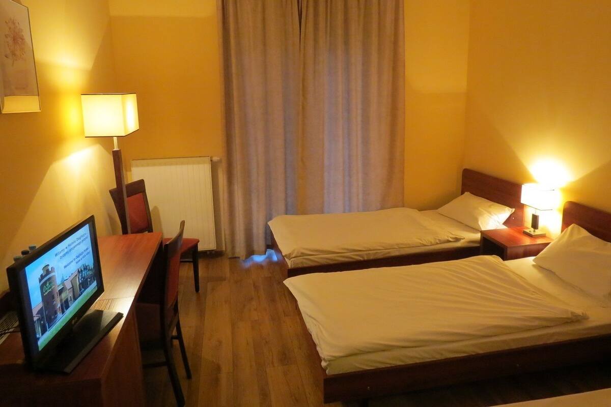 Chambre Double Standard | Bureau, fer et planche à repasser, lits pliants/supplémentaires