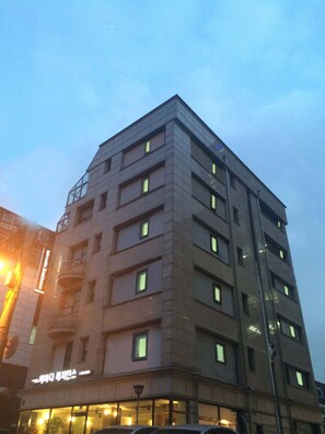 Fassade der Unterkunft – Abend/Nacht