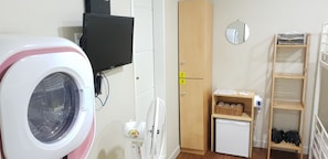 Habitación cuádruple | Ropa de cama de alta calidad y tabla de planchar con plancha 
