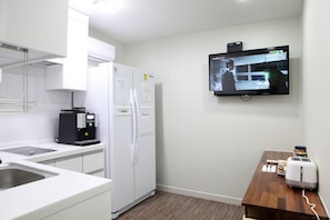 Refrigerador, microondas y cafetera y tetera 