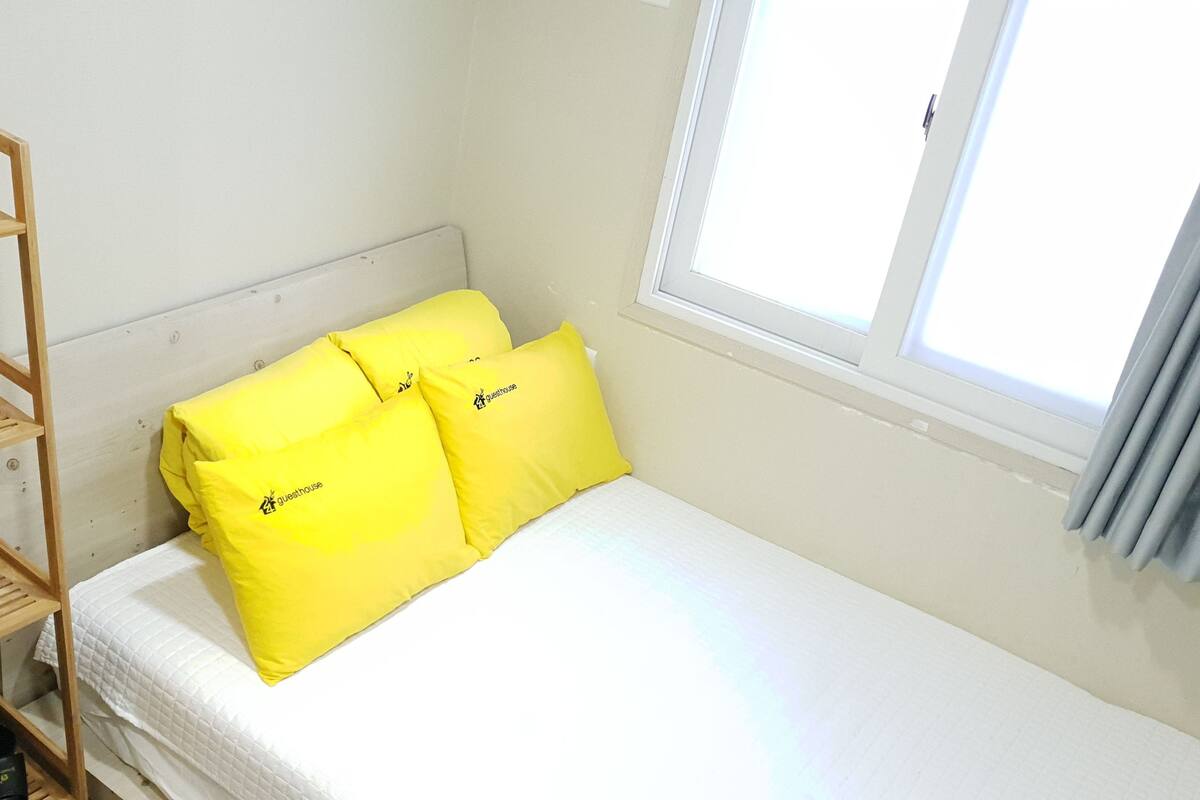 Habitación doble | Ropa de cama de alta calidad, tabla de planchar con plancha, wifi gratis