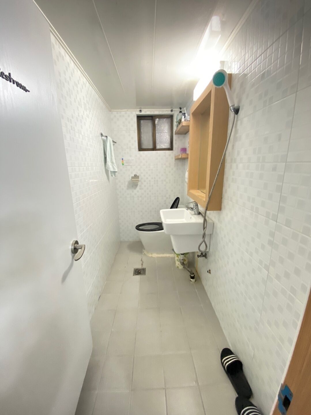 Shower, rainfall showerhead, free toiletries, hair dryer