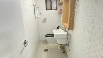 Shower, rainfall showerhead, free toiletries, hair dryer