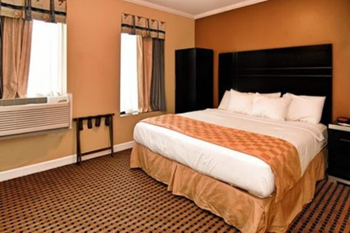 Standard Room, 1 King Bed, Non Smoking | Desk, laptop workspace, soundproofing, iron/ironing board