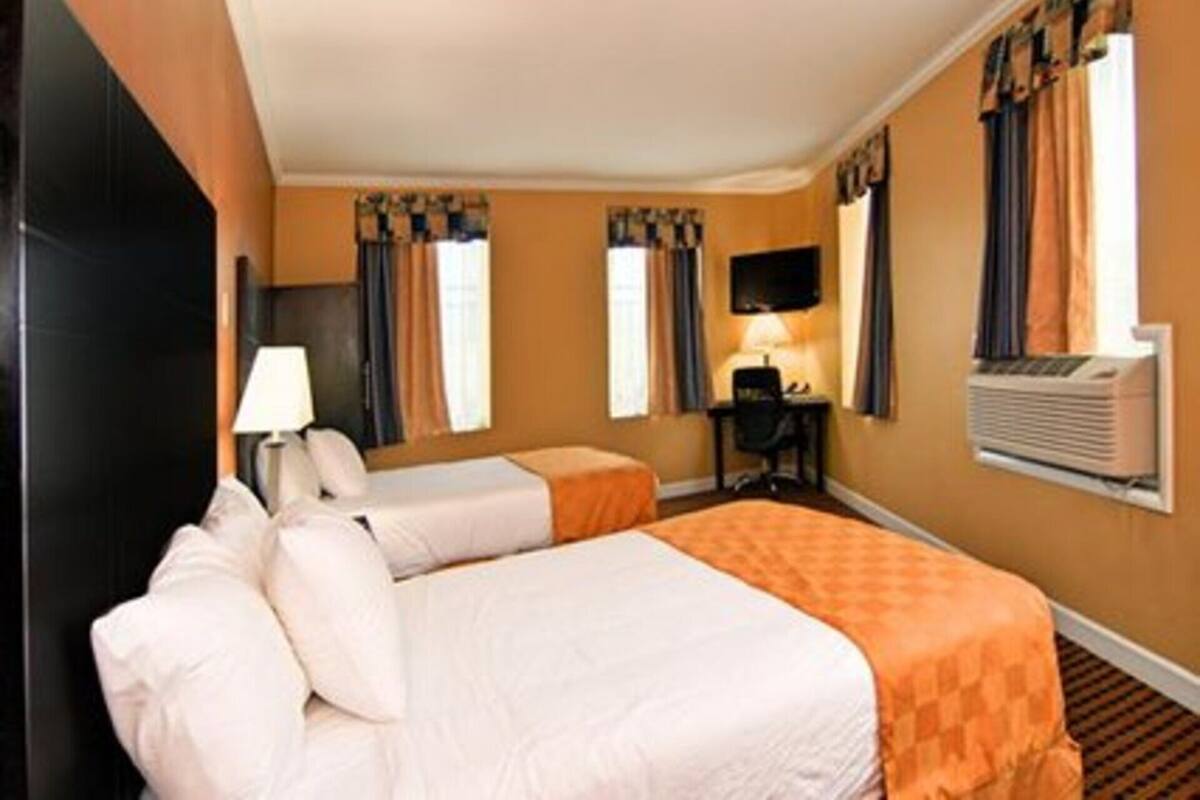 Standard Quadruple Room, 2 Double Beds, Non Smoking | Desk, laptop workspace, soundproofing, iron/ironing board