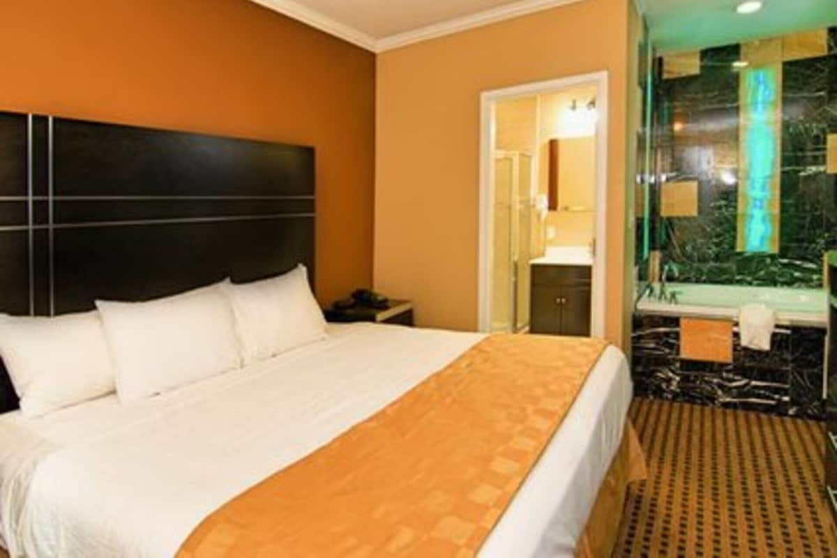 Executive Suite, 1 King Bed, Non Smoking, Jetted Tub | Desk, laptop workspace, soundproofing, iron/ironing board