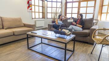 Televisión de pantalla plana de 32 pulgadas con canales por cable