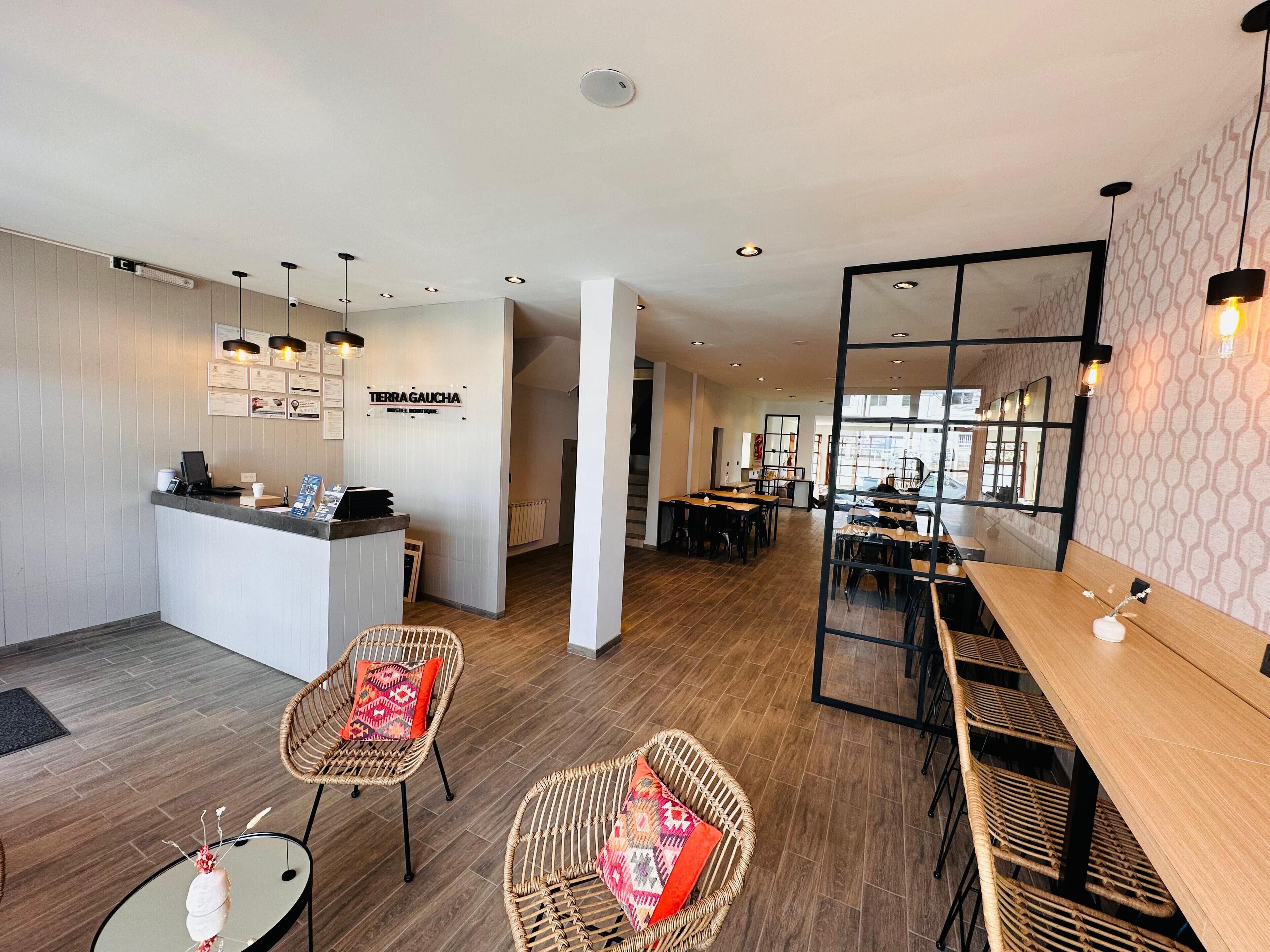 ทีวีจอแบน 32 นิ้ว พร้อมช่องเคเบิล, ทีวี, ภาพยนตร์แบบจ่ายต่อเรื่อง