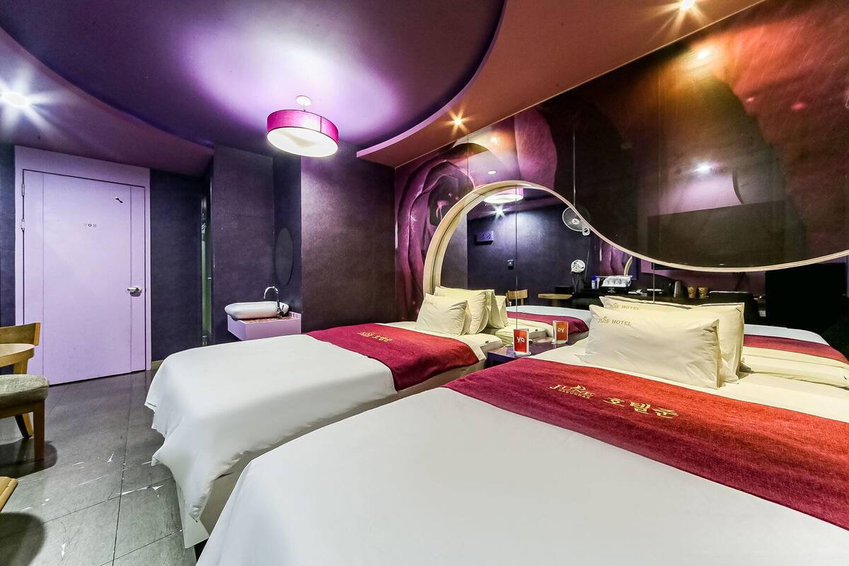 Premium bedding, Select Comfort beds, free minibar, blackout curtains