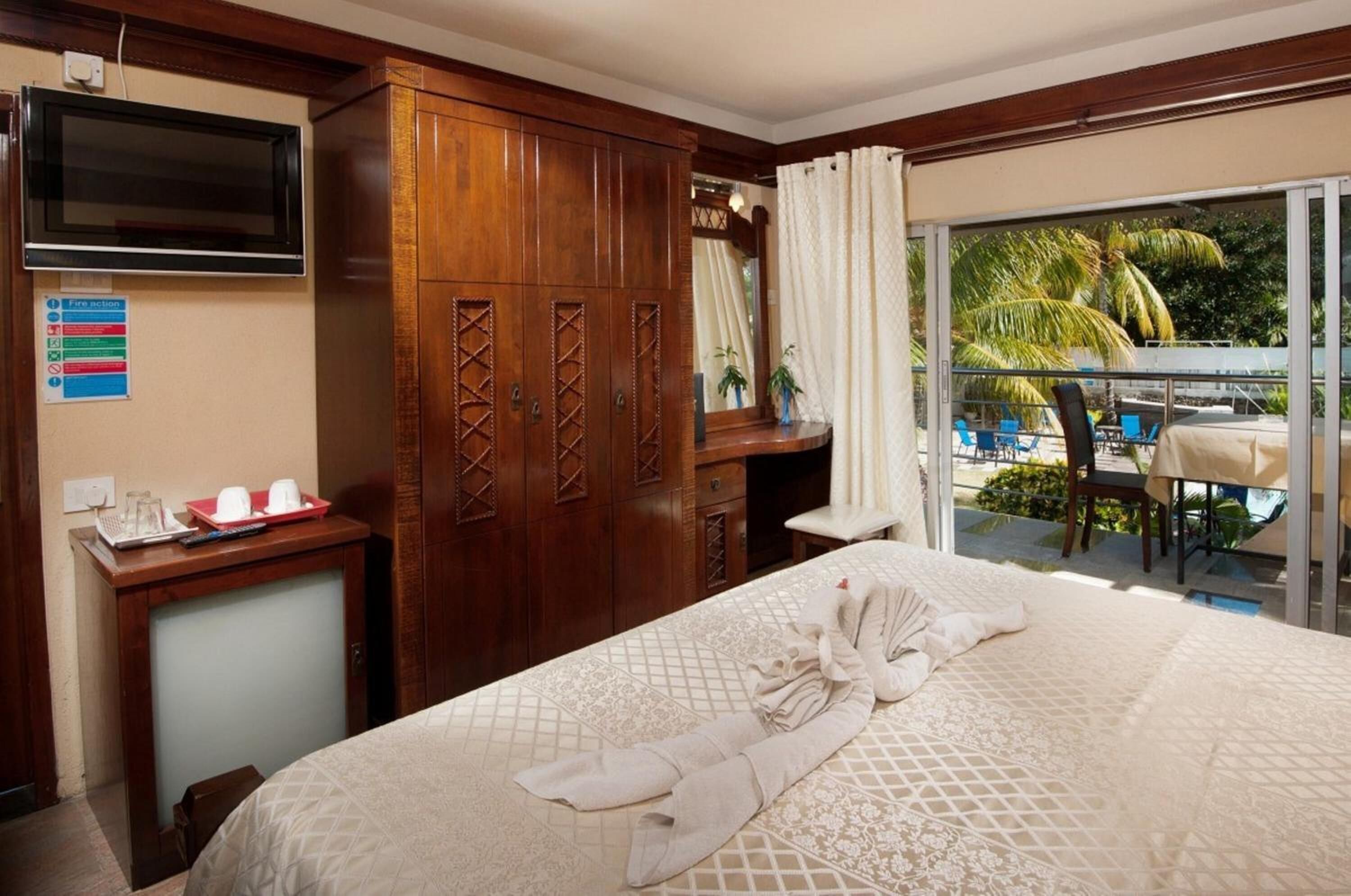 Coffres-forts dans les chambres, bureau, rideaux occultants