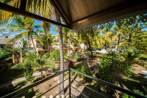 标准房 | 客房内保险箱、办公桌、遮光窗帘、免费婴儿床