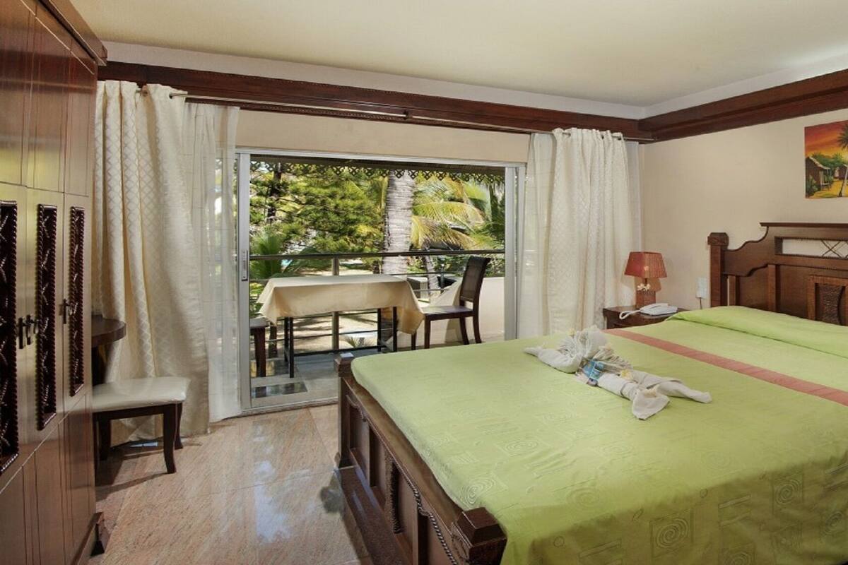 In-room safe, desk, blackout drapes, cribs (free)