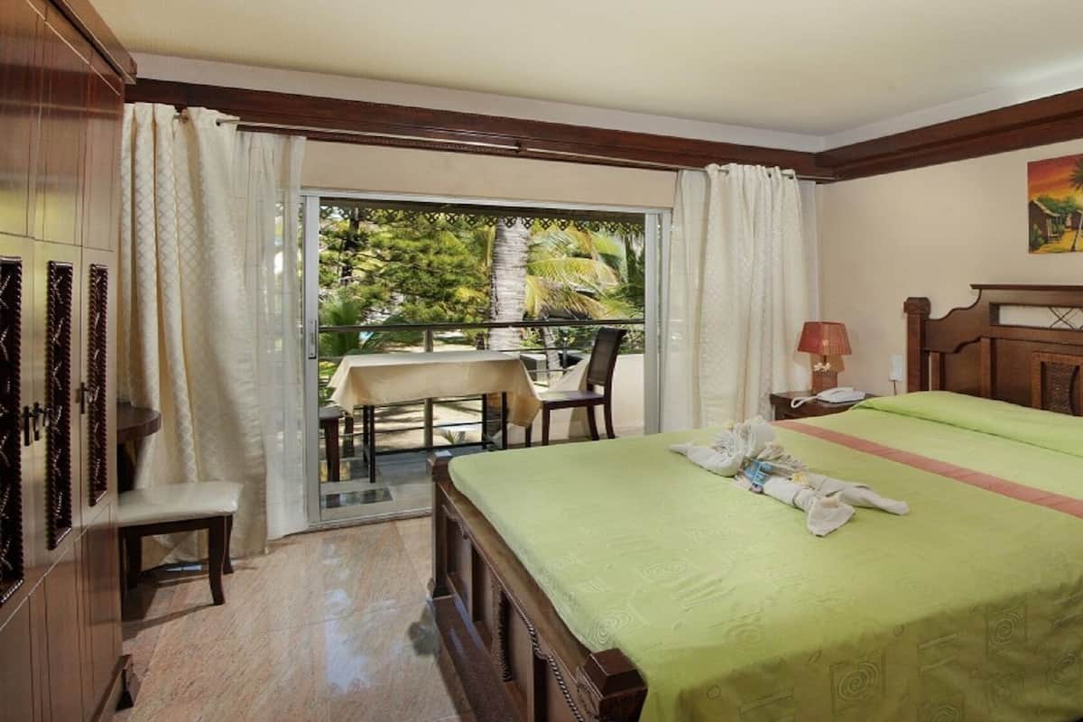 In-room safe, desk, blackout drapes, free cribs/infant beds