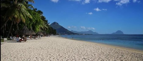 Pantai di sekitar, pasir putih, dan handuk pantai